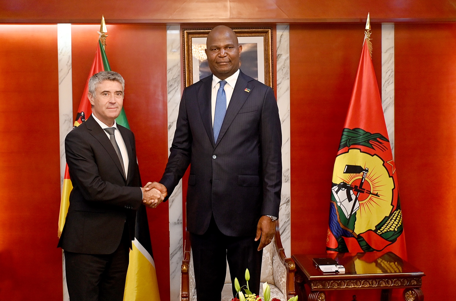 Chapo e líder do PS reforçam cooperação entre Moçambique e Portugal
