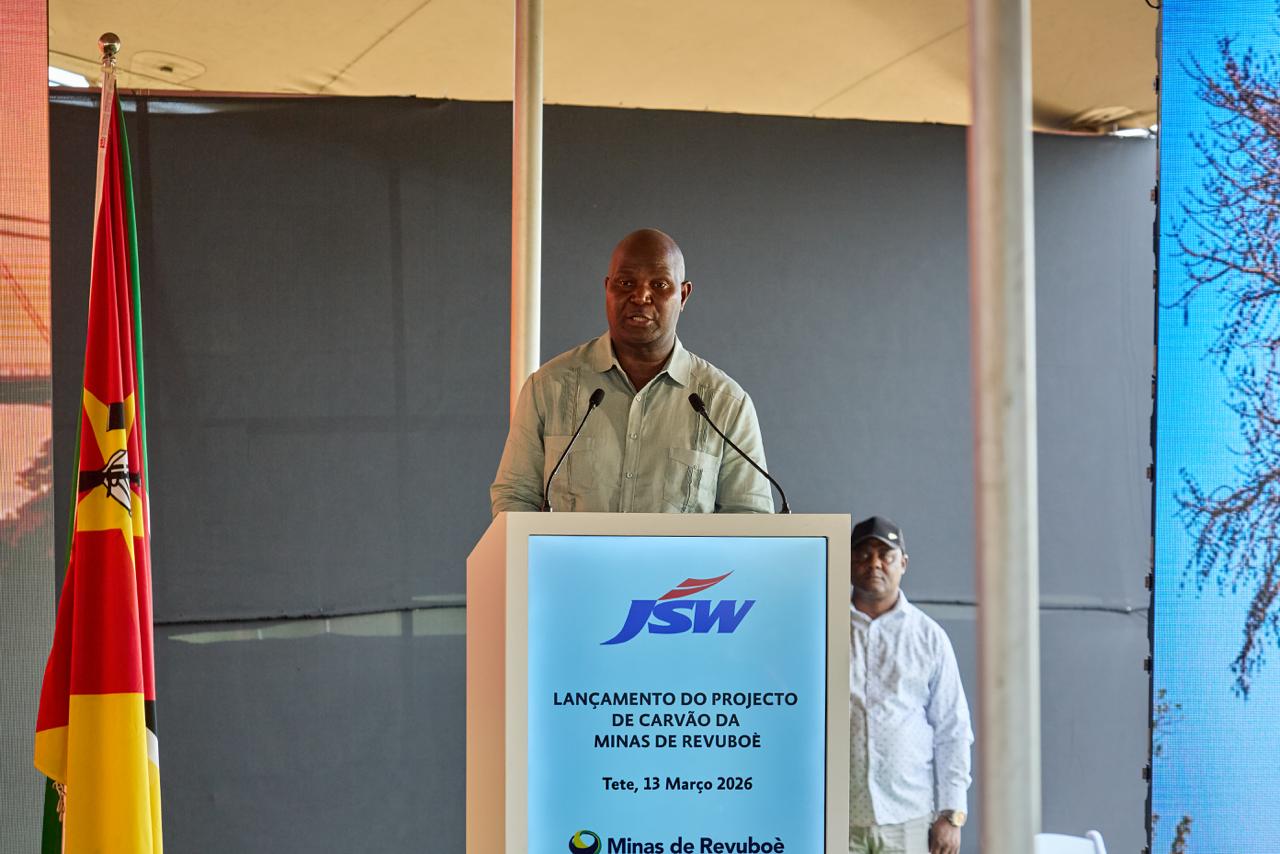 Presidente Chapo lança primeira pedra do Projecto Mineiro de Revúboè em Moatize