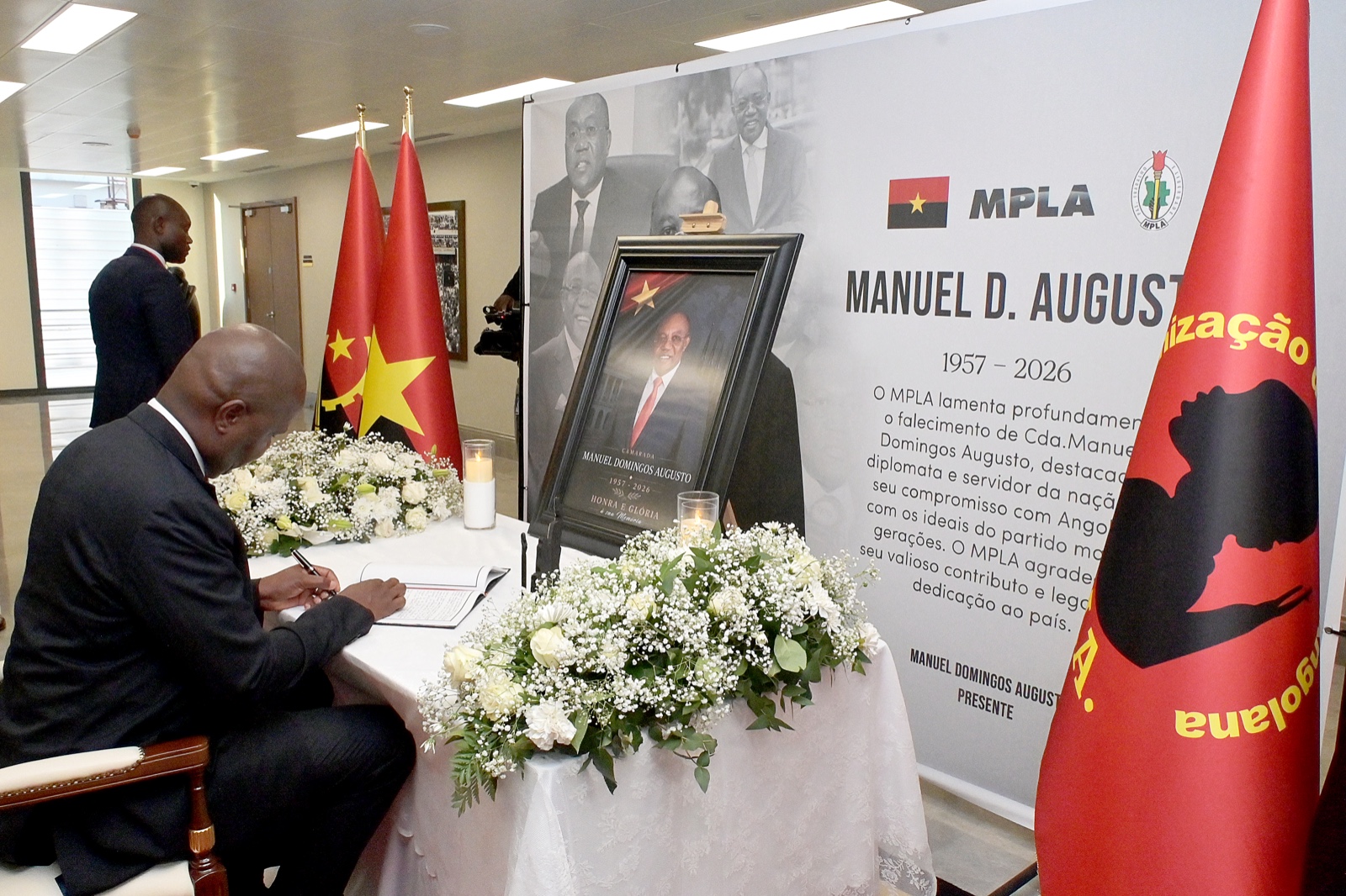 Presidente Chapo presta homenagem a Manuel Augusto em Luanda